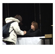ファンの方、ひとりひとりと握手をする浅田先生。